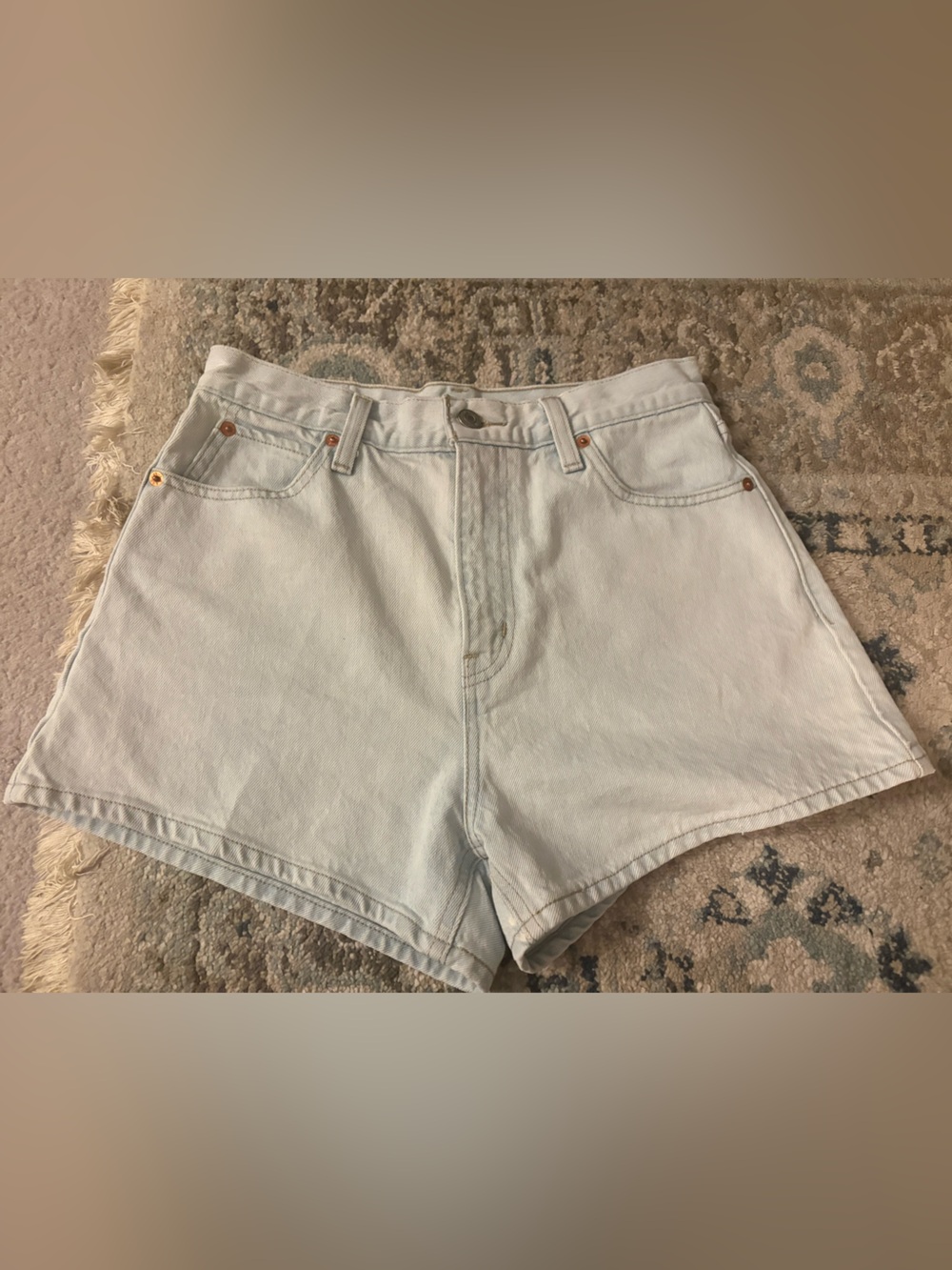 Levi Jean shorts High waist light wash size 26